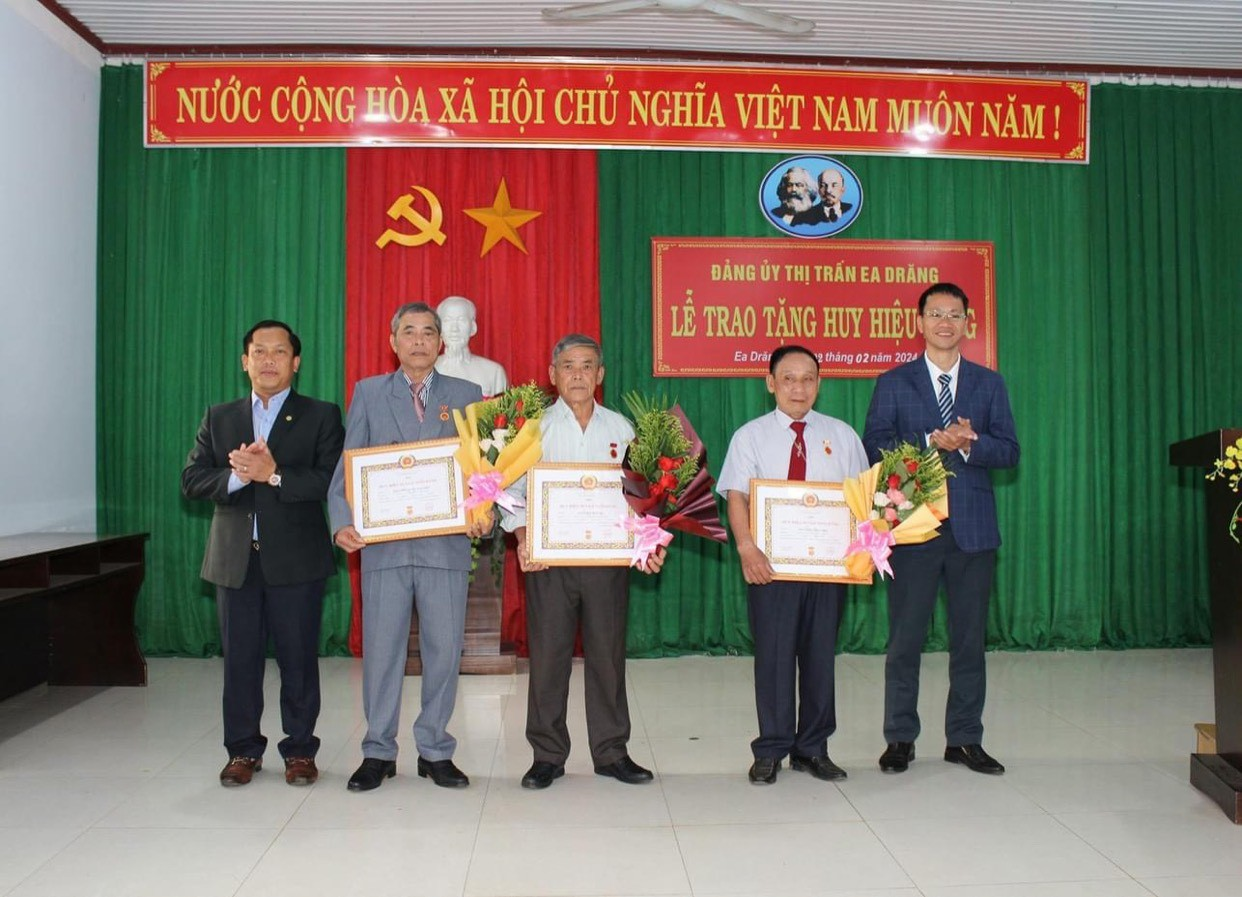 Đảng ủy thị trấn Ea Drăng trao tặng huy hiệu Đảng đợt 03/02/2024 cho các đảng viên